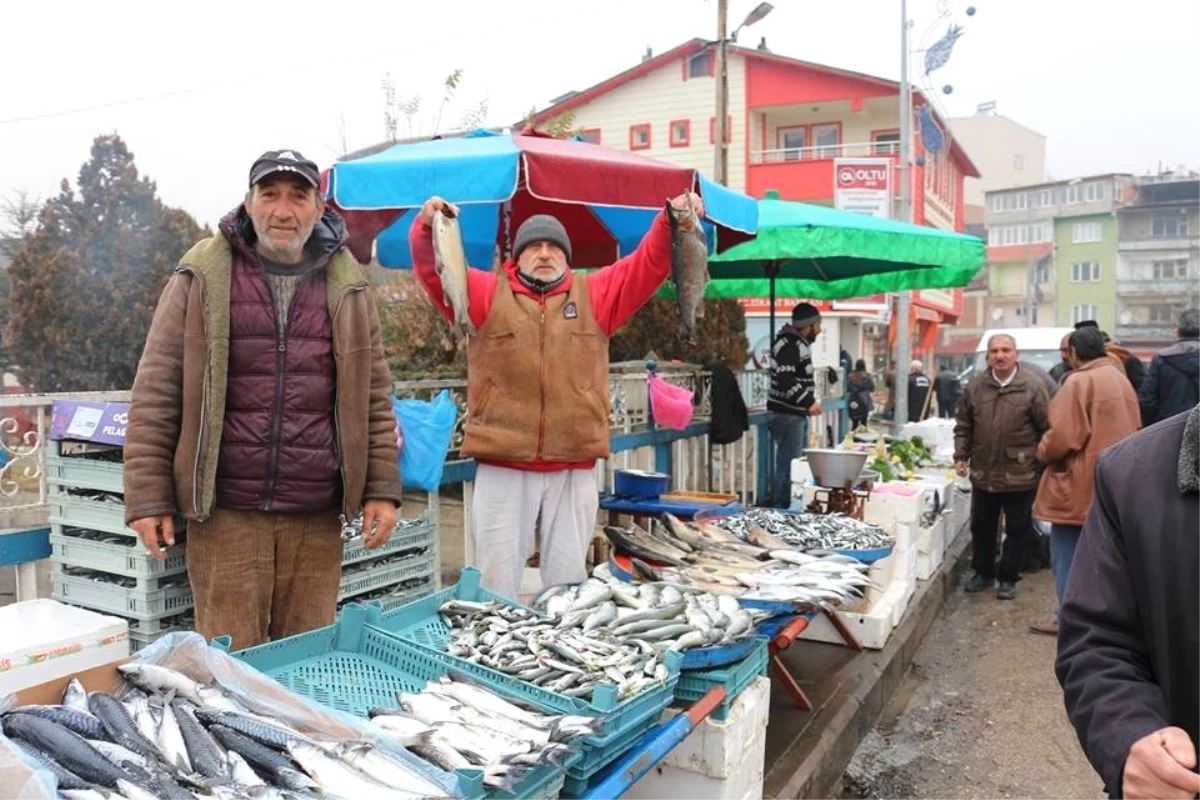 Halk Pazarında Balık Tezgahlarına İlgi Yoğun