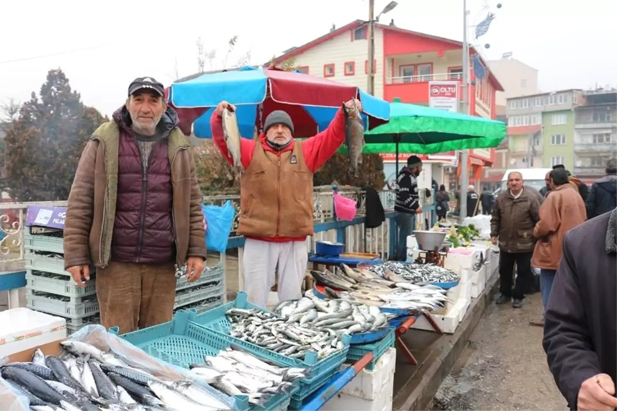 Halk Pazarında Balık Tezgahlarına İlgi Yoğun