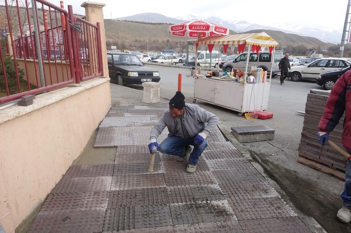 Hastane Çevresinde Kaldırım Çalışmaları Devam Ediyor
