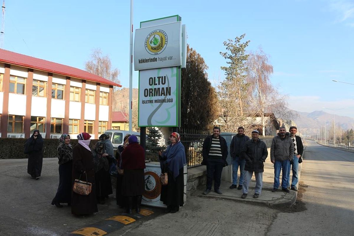 İşçiler Soğuk Havada Dışarıda Bekliyorlar
