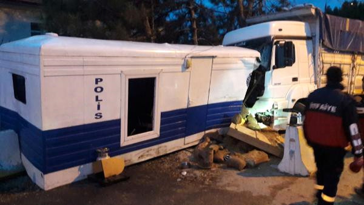 Kamyon, Polis Kontrol Noktasına Çarptı: 2\'si Polis 3 Yaralı