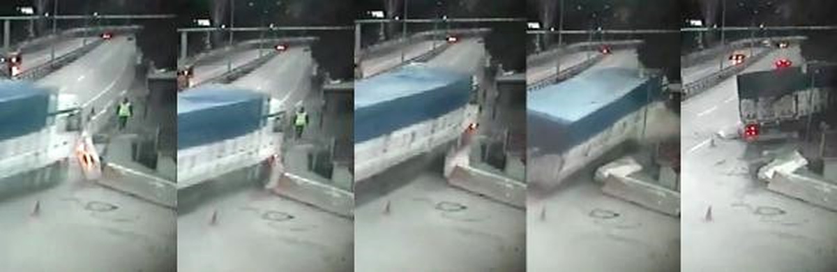 Kamyon, Polis Kontrol Noktasına Çarptı: 2\'si Polis 3 Yaralı (2)