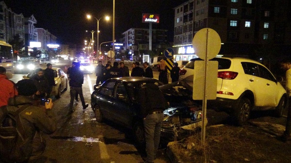 Kars\'ta Trafik Kazası: 2 Yaralı