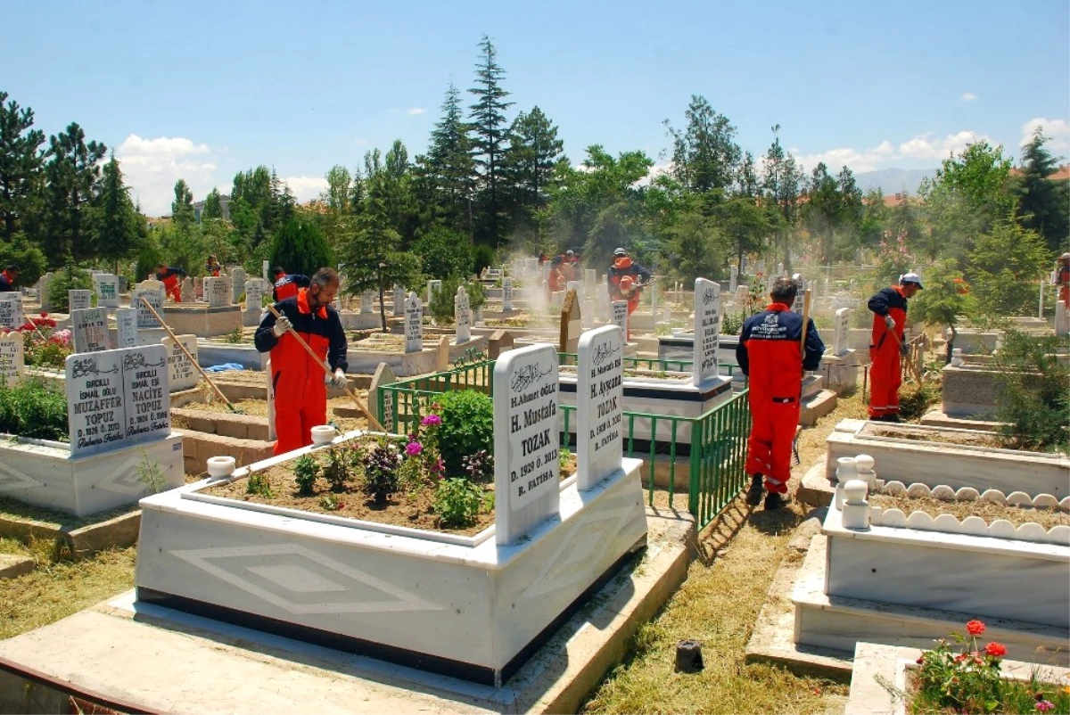 Konya\'nın 31 İlçesindeki Mezarlıklar Artık Daha Bakımlı