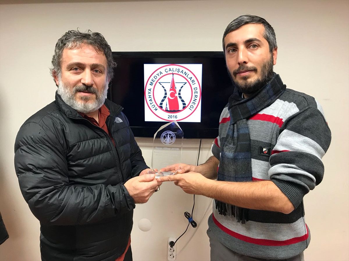 Kütahya\'da Meteor Yağmurunu Çeken Gazeteciye Plaket