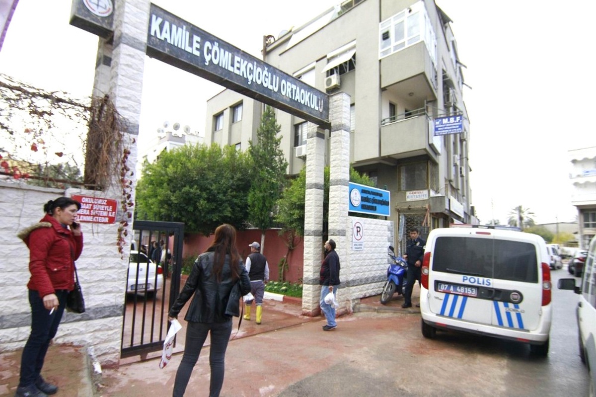Oğlu Okuldan Uzaklaştırılan Veli, Tebligat İçin Çağrıldığı Okula Belinde Silahla Geldi