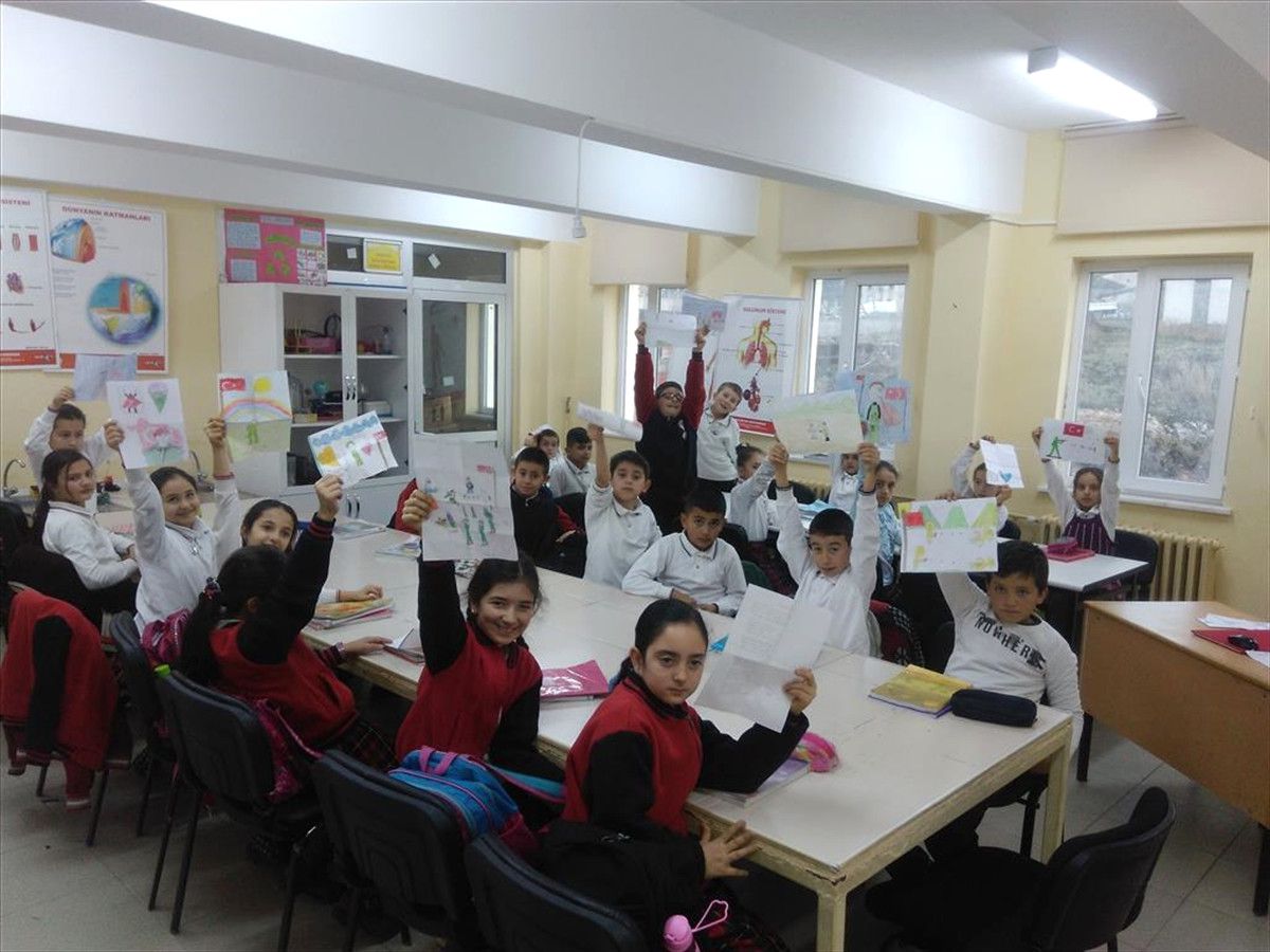Öğrenciler Askerlere Mektup Gönderdi