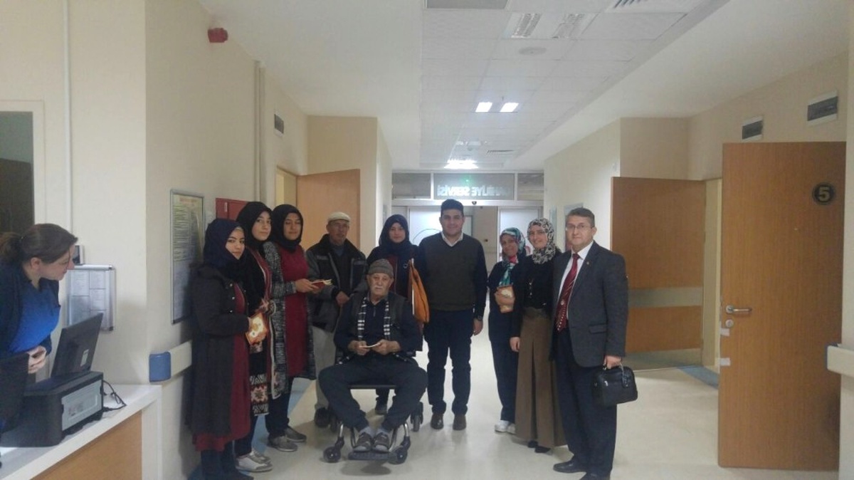 Öğrencilerden Yaşlı Hastalara Ziyaret
