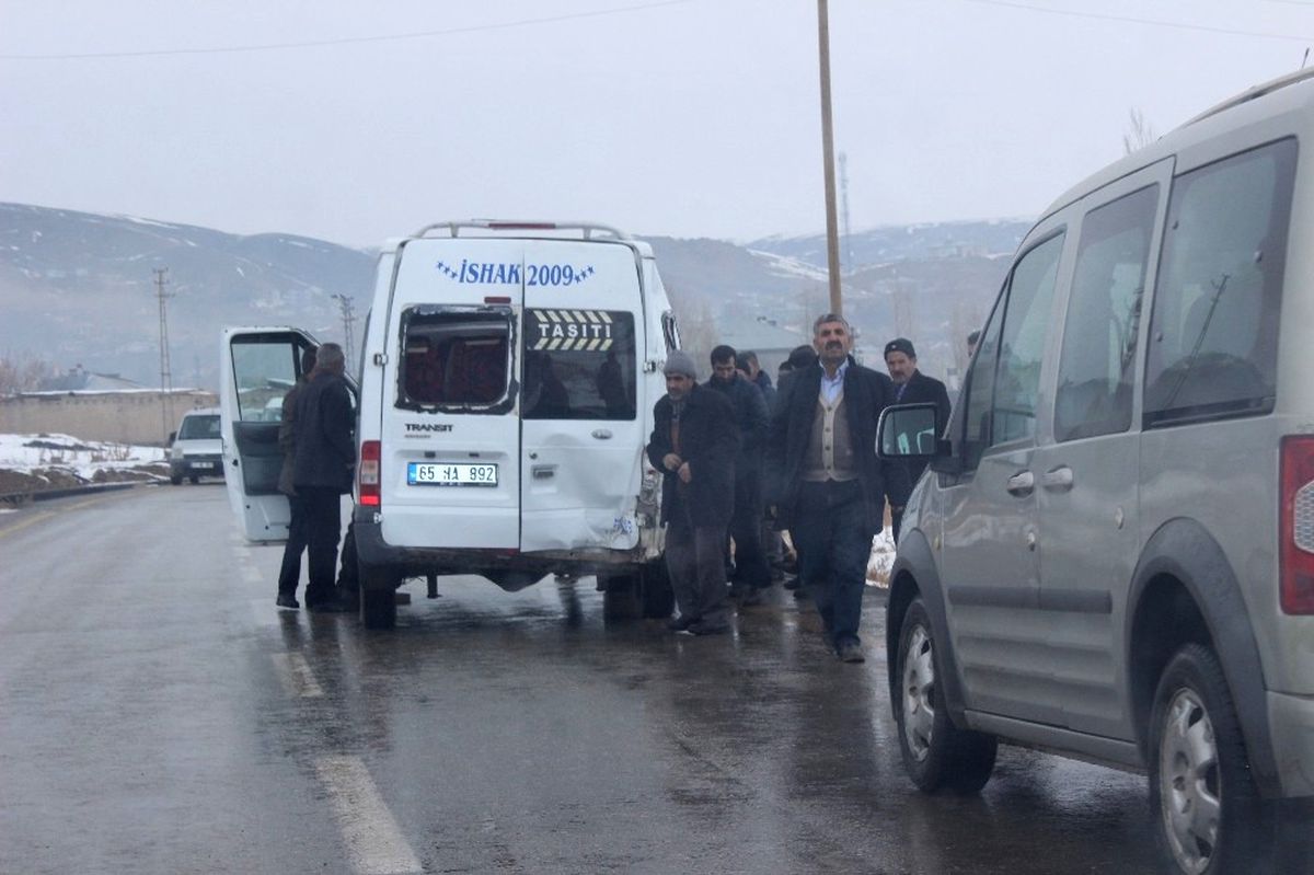 Okul Servisi Yan Yattı: 10 Yaralı