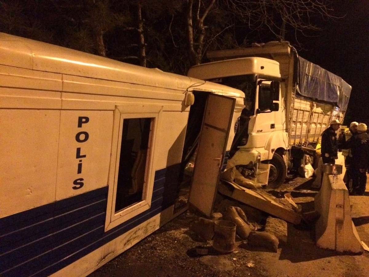 Polis Kontrol Noktasına Dalan Kamyon Şoförü Serbest Bırakıldı