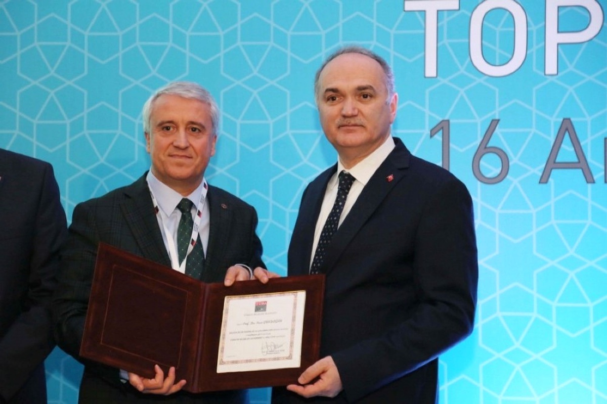 Rektör Gündoğan Tüba Üyelik Beratını Bakan Faruk Özlü\'den Aldı