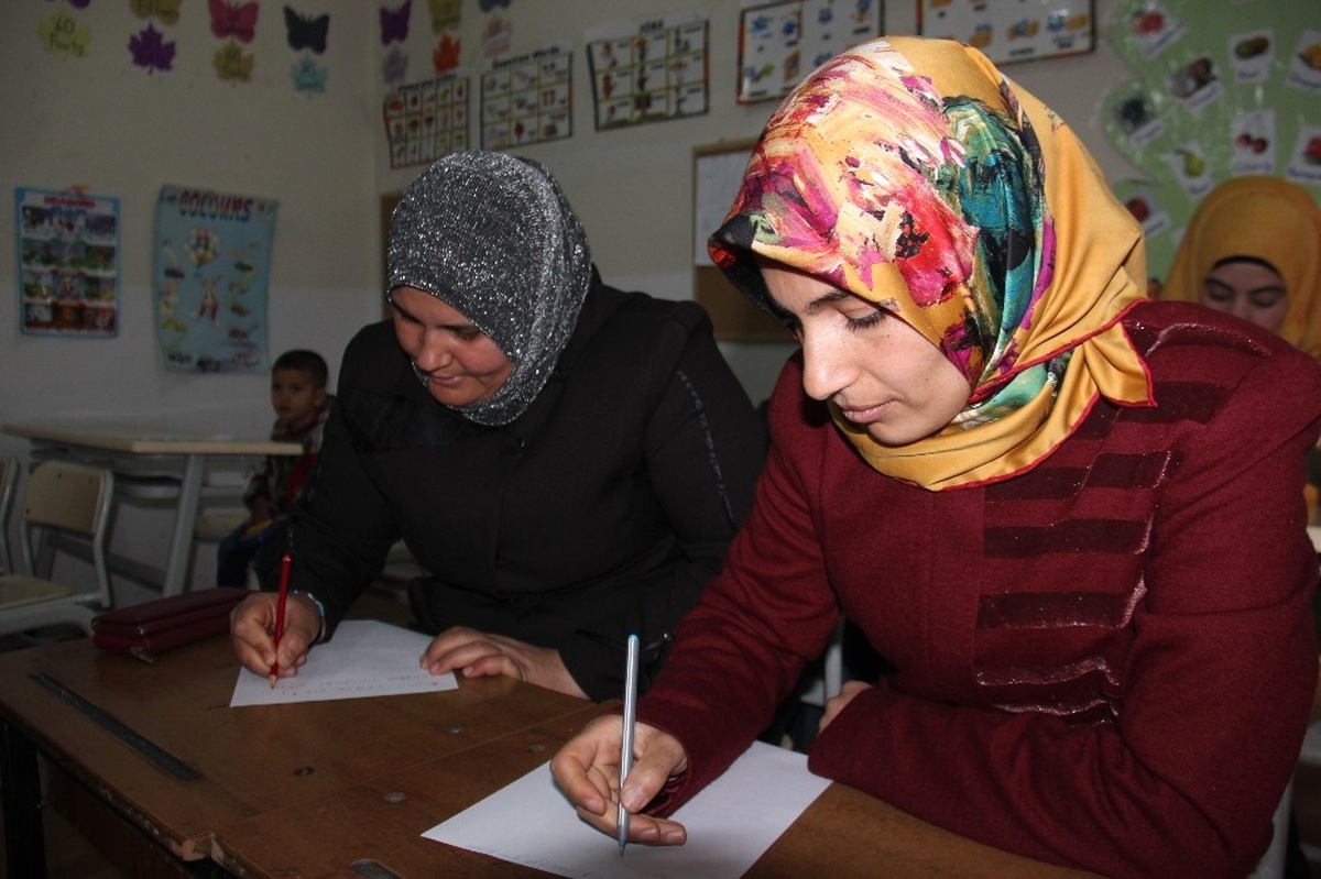 Suriyeliler "Türkçe" Öğrenerek Hayata Tutunuyor