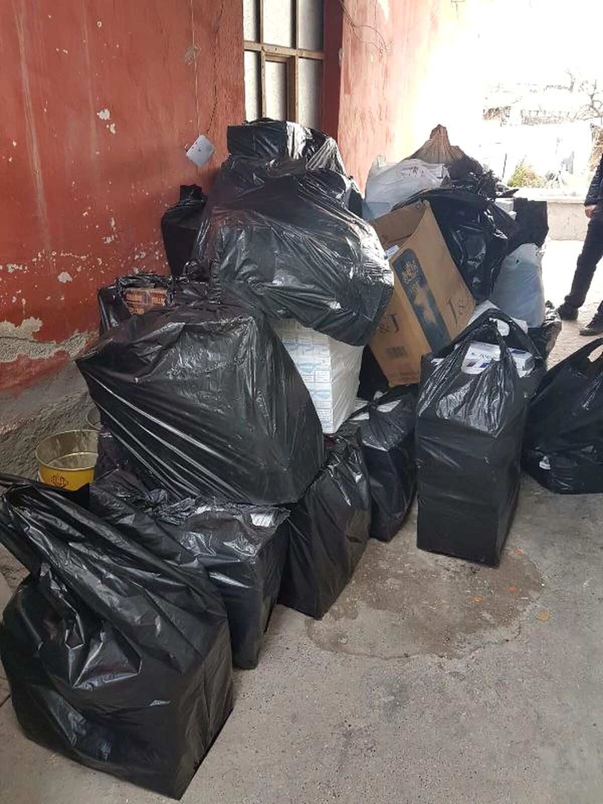 Suriyeliye Ait Evde 40 Bin Paket Sigara Ele Geçirildi