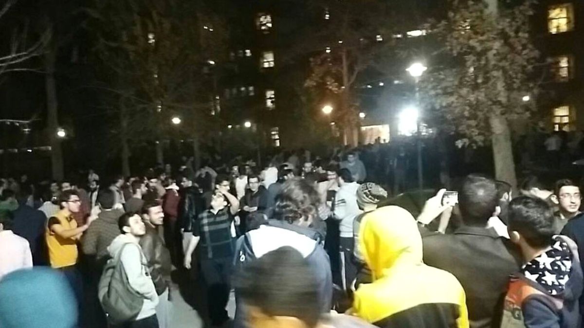 Tahran Yine Sallandı