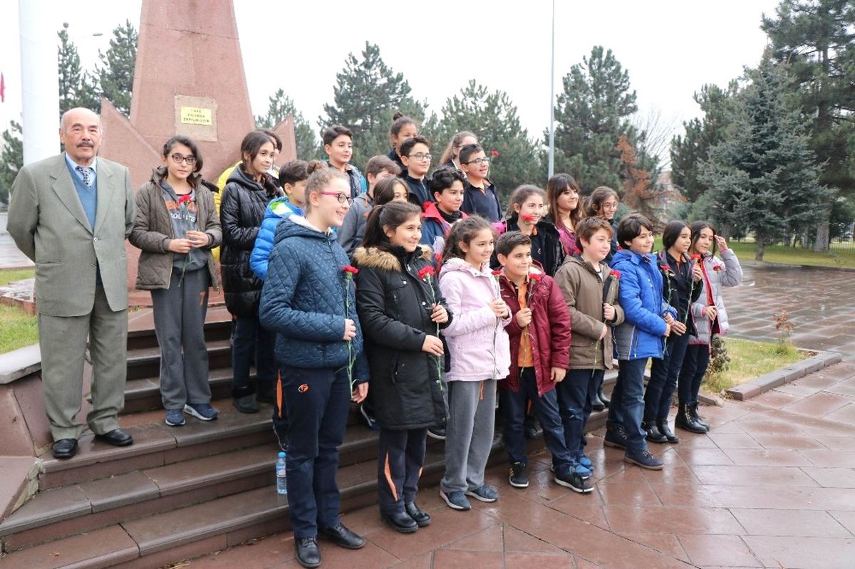 Tekden Koleji Öğrencilerinden Şehitliğe Ziyaret