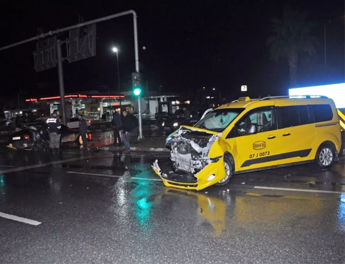 Ticari Taksi ile Otomobil Çarpıştı: 3 Yaralı