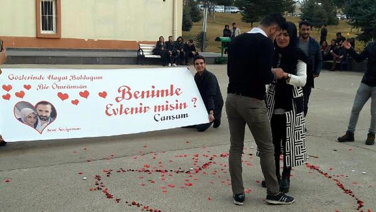 Üniversite Kampüsünde Evlilik Teklifi