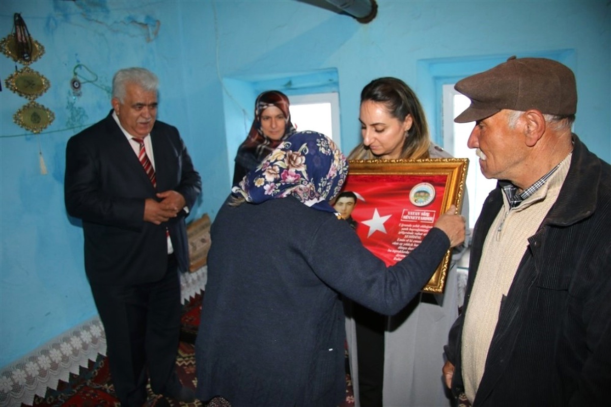 Vali Eşi Pekmez Şehit Ailelerini Ziyaret Ediyor