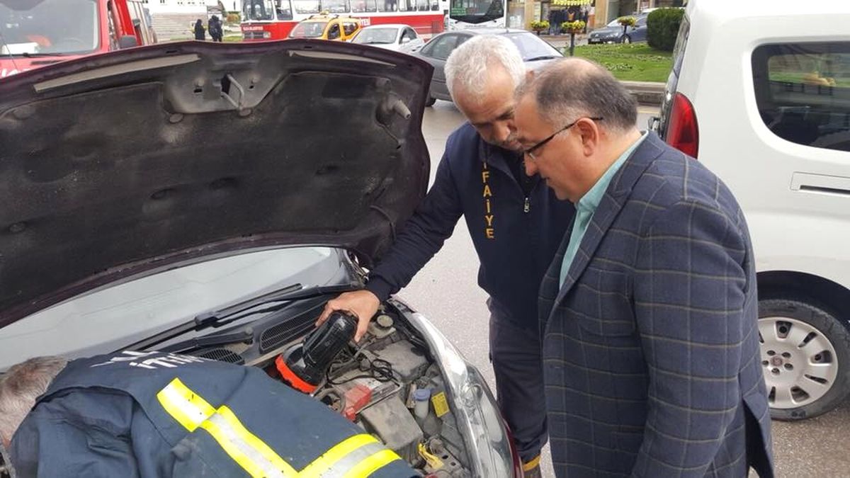 Veteriner Belediye Başkanının Aracına Kedi Kaçtı