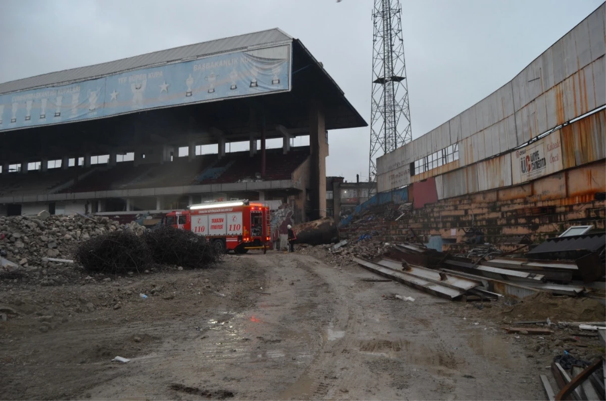 Yıkımı Süren Hüseyin Avni Aker Stadı\'nda Yangın Çıktı