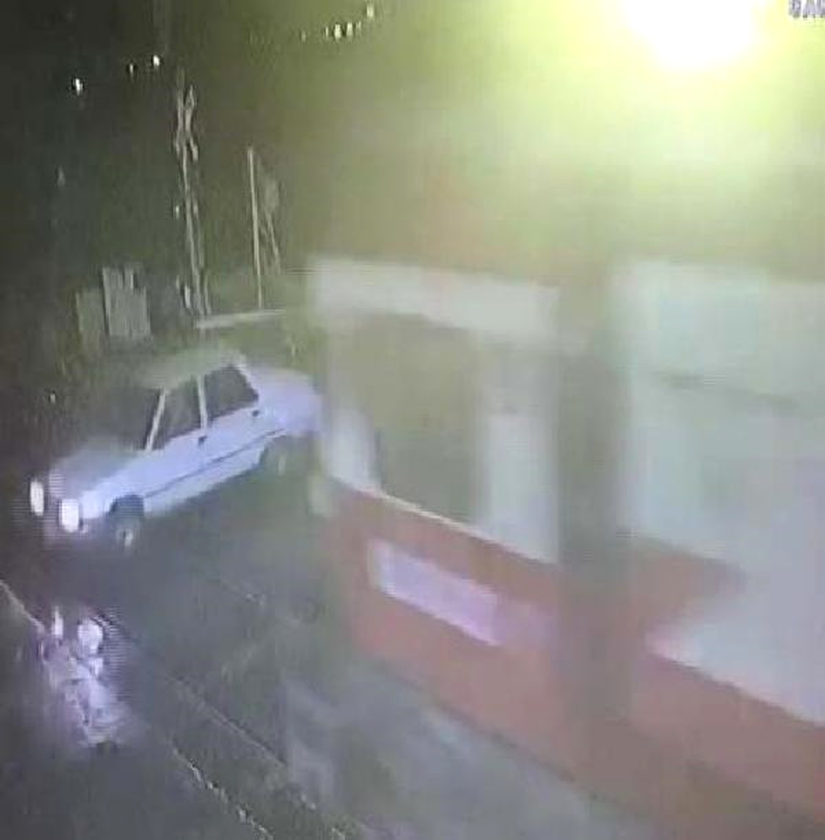 Yük Treni, Otomobile Çarptı: 2 Yaralı