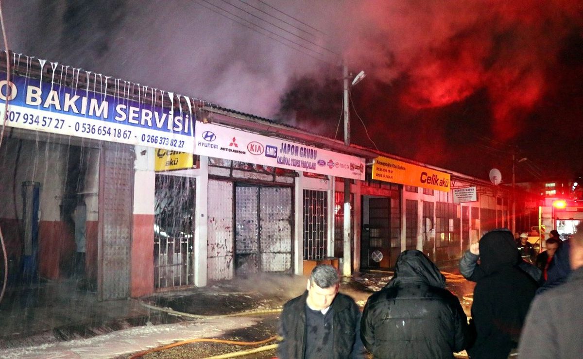 2 İş Yeri Alevlere Teslim Oldu