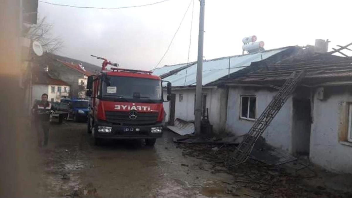Akharım\'da 2 Evde Çıkan Yangında 2 Kişi Yaralandı