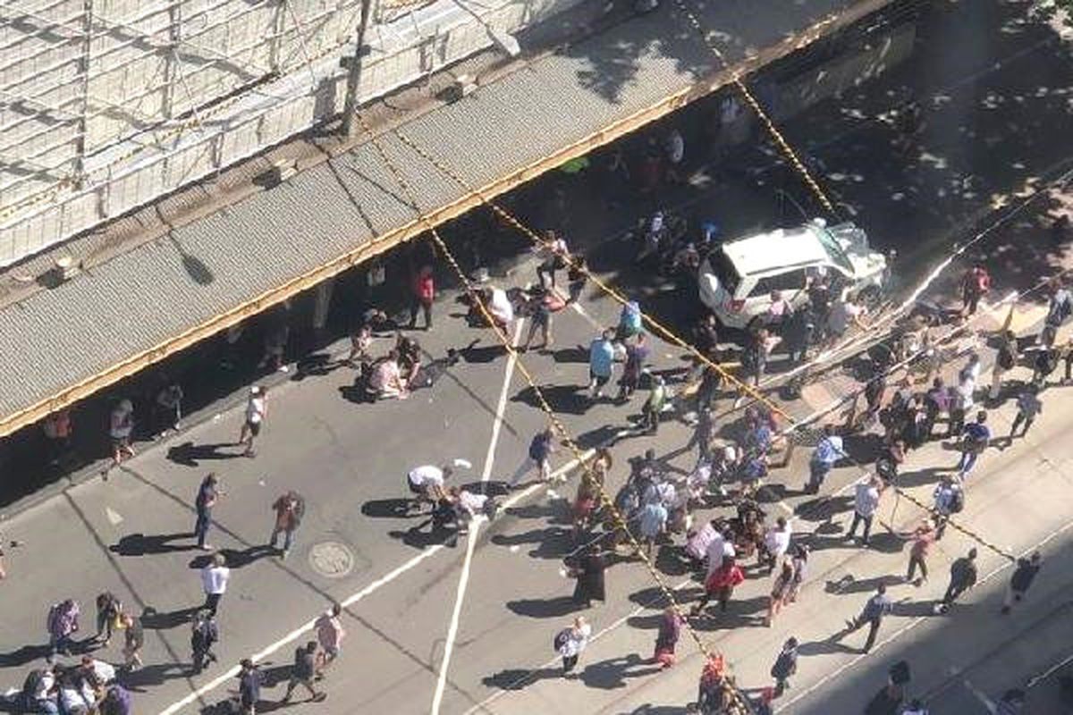 Avustralya\'da Araç Yayaların Üzerine Sürdü: 19 Yaralı