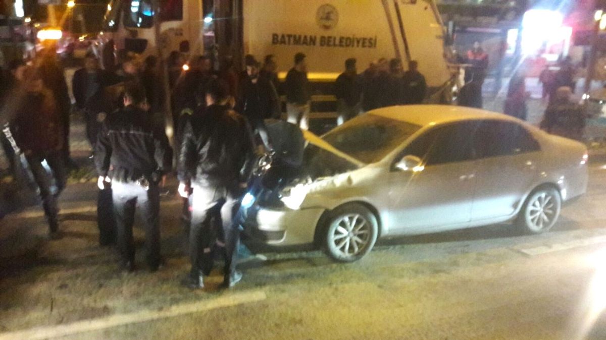 Batman\'da Kaza Yapan Otomobil Alev Aldı