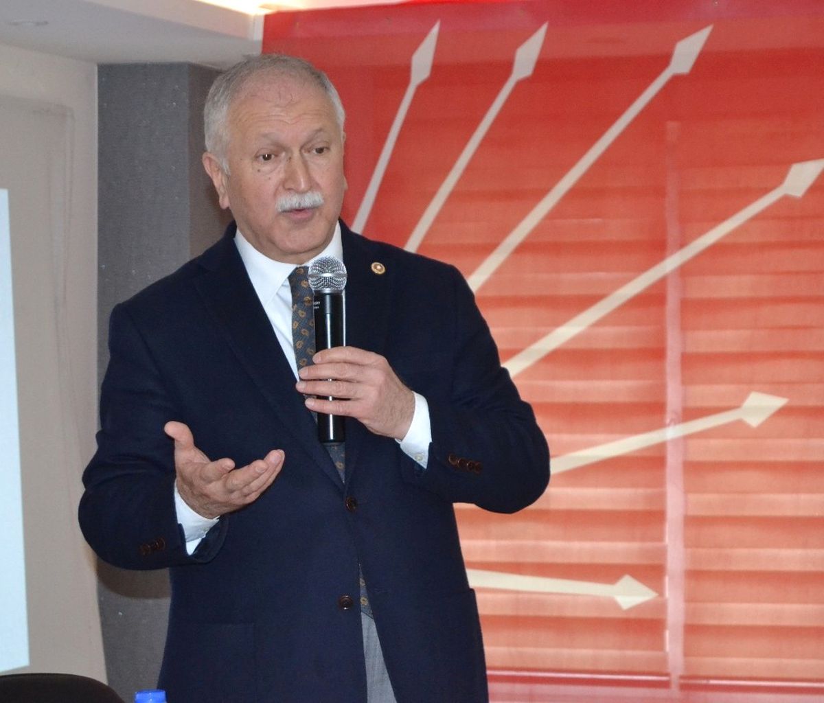 CHP\'li Bektaşoğlu\'ndan Giresun Atatürk Stadyumu Arazisinin TOKİ\'ye Verilmesine Tepki