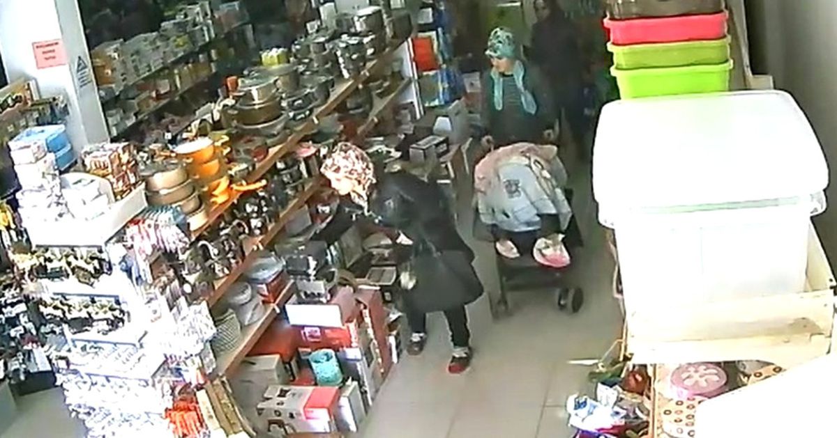 Çocuklarını Gezdirdikleri Bebek Arabasına Çaydanlık ve Tabak Koyup Çaldılar