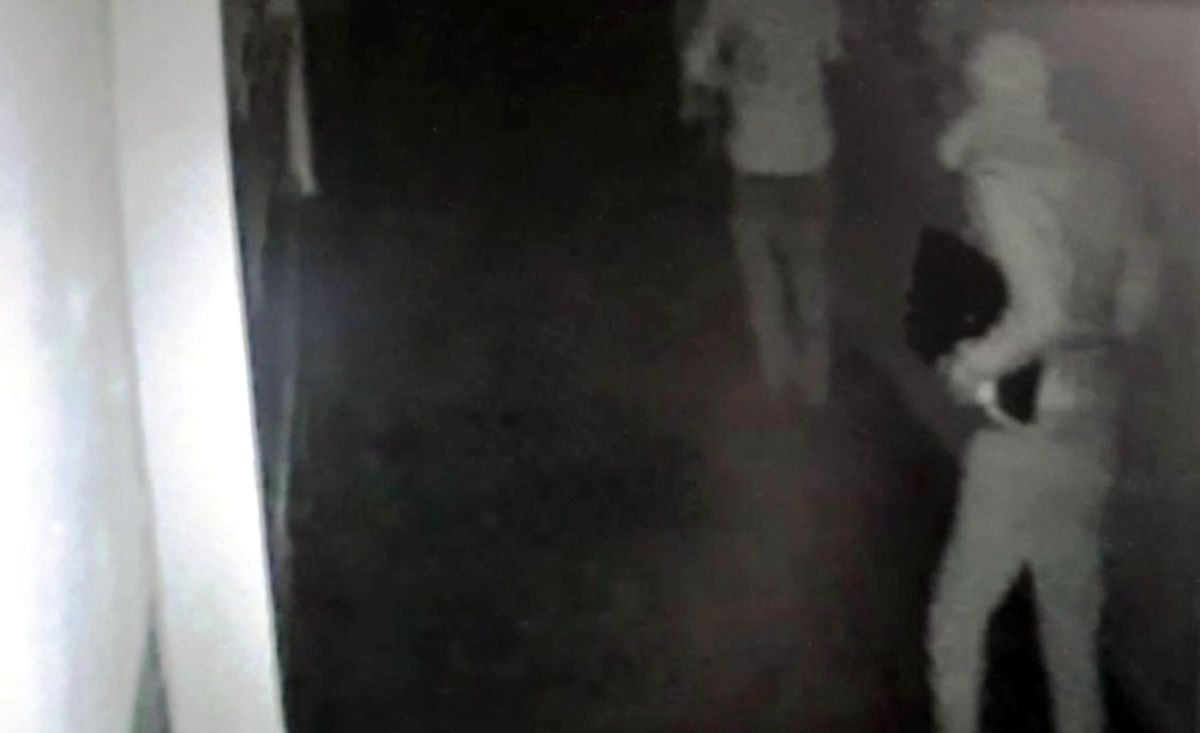 Dizüstü Bilgisayar Çalan Hırsızlar Önce Kameraya Sonra Polise Yakalandı