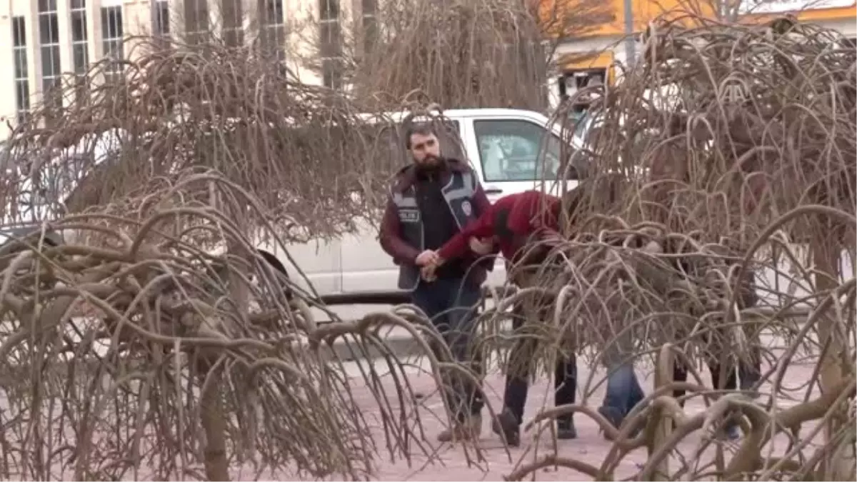 Durakta Yolcu Gibi Bekleyen Polisler Zanlıları Suçüstü Yakaladı