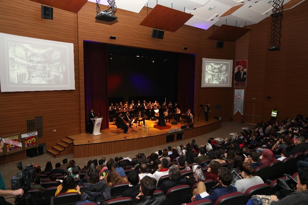Erü\'de Klasik Türk Müziği Korosu Konser Verdi