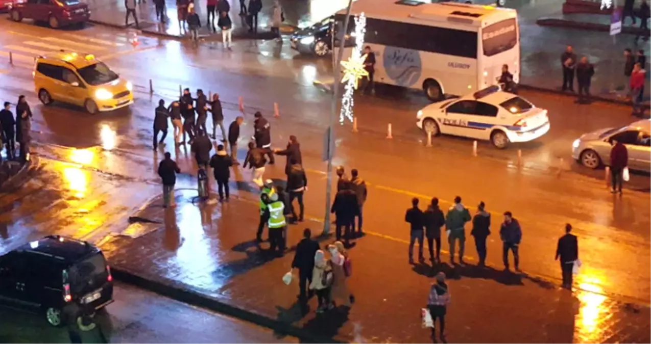 Erzurum\'da İki Grup Birbirine Girdi! Kavgacı Kadının Çantası Silah Sayıldı