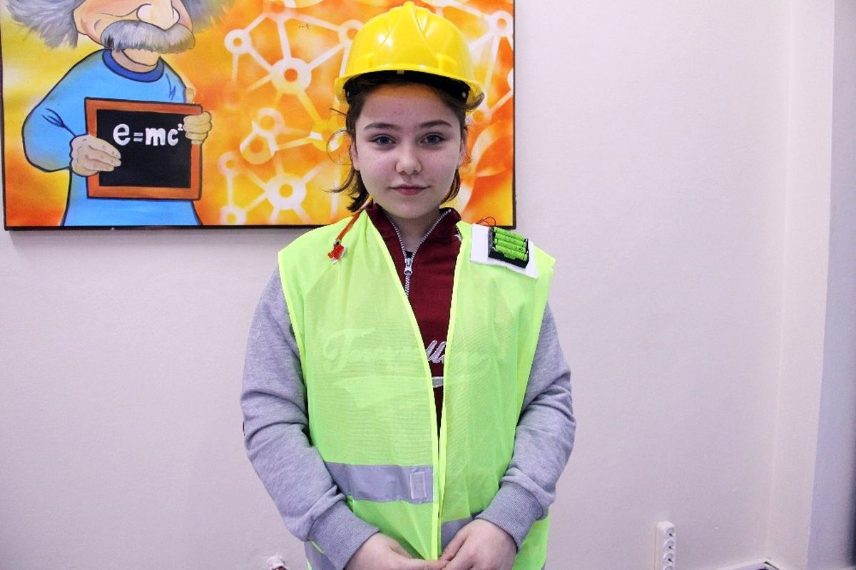 İşçiler Ölmesin Diye 10 Yaşında Akıllı Baret Tasarladı