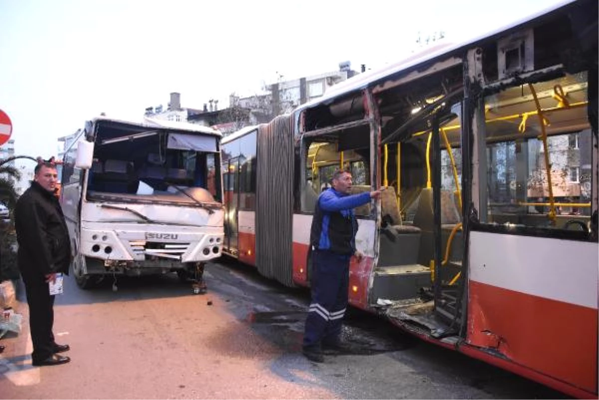 İzmir\'deki Kazada 13 Kişi Yaralandı