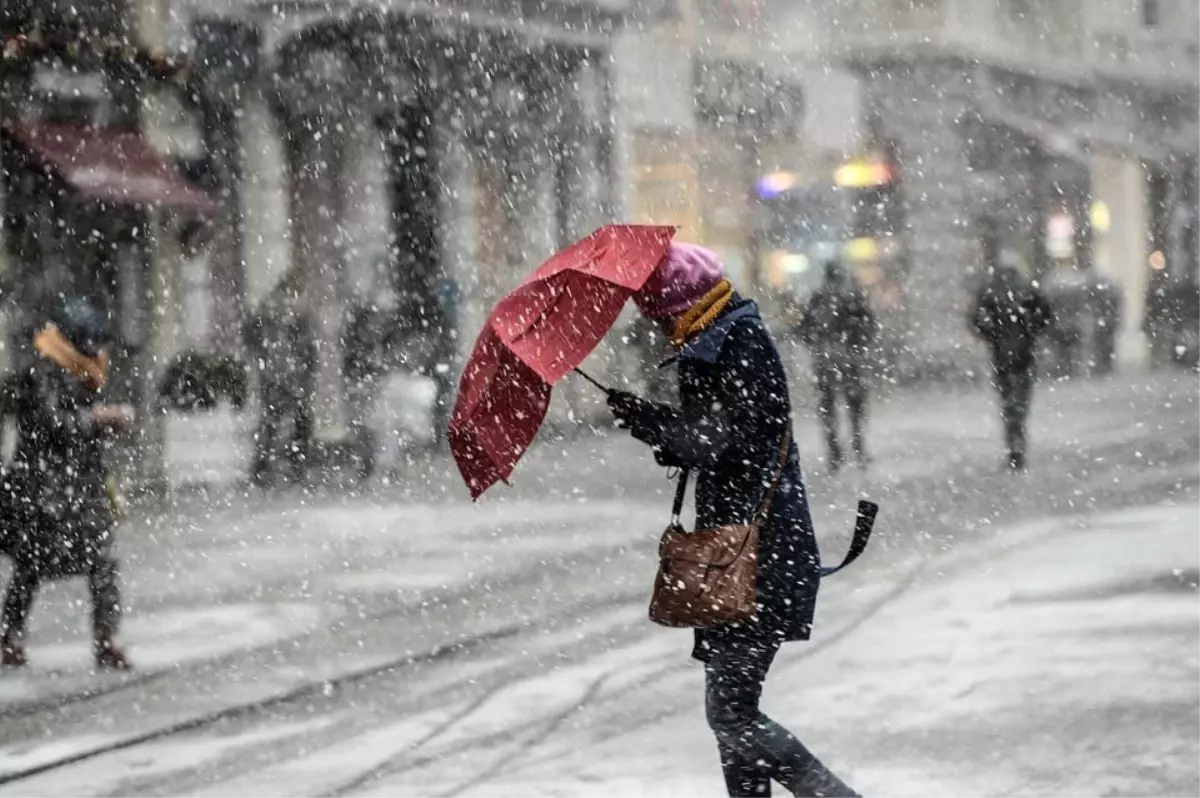 İstanbul\'da Kar Soğuğu Yüzünü Gösterdi! Hafta Sonu Karla Karışık Yağmur Bekleniyor