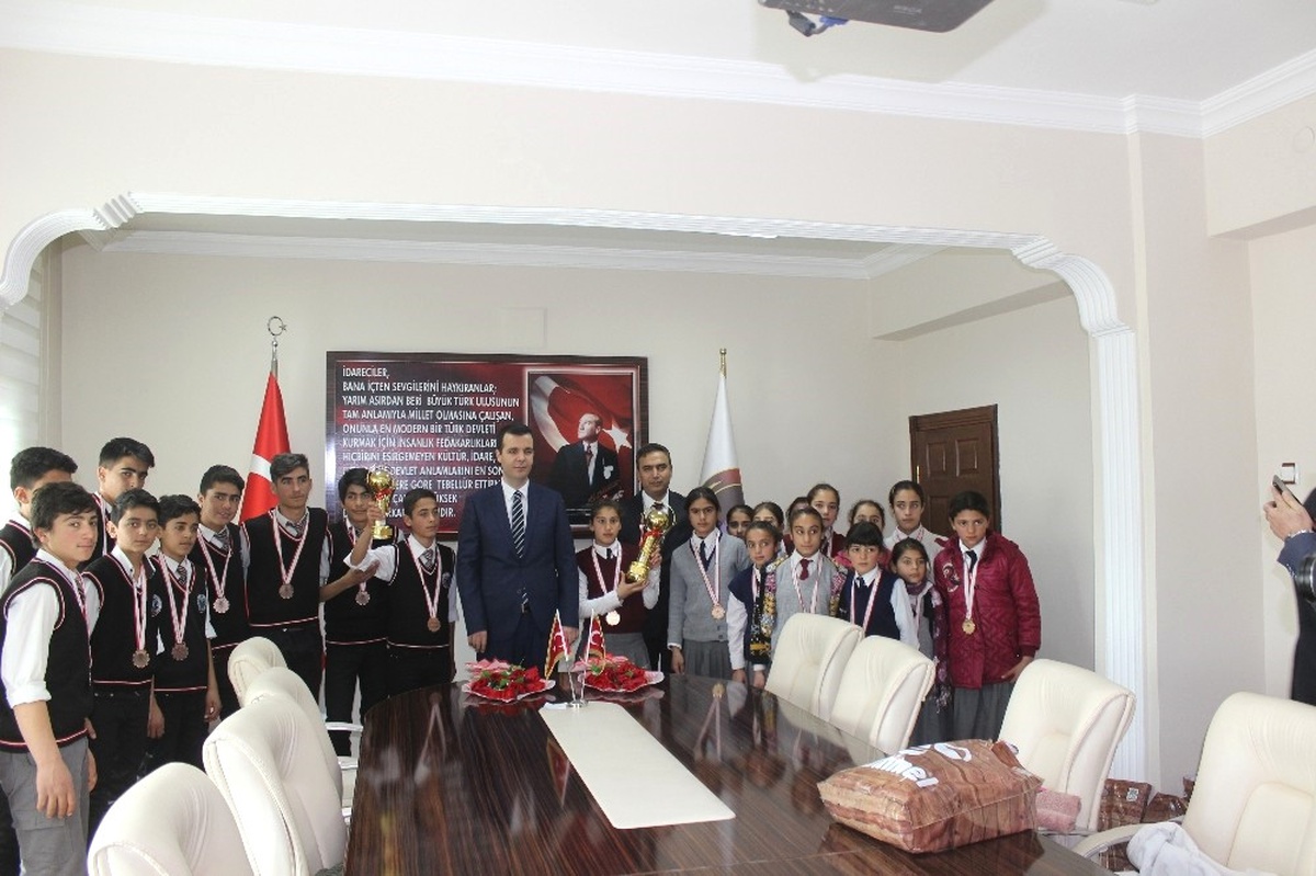 Kaymakam Vardar, Sporcu Öğrencileri Kabul Etti