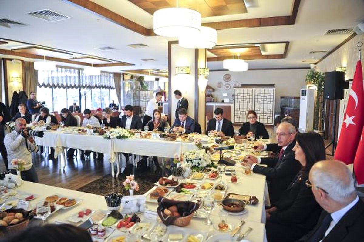 Kılıçdaroğlu, Ankara\'da Gazetecilerle Bir Araya Geldi