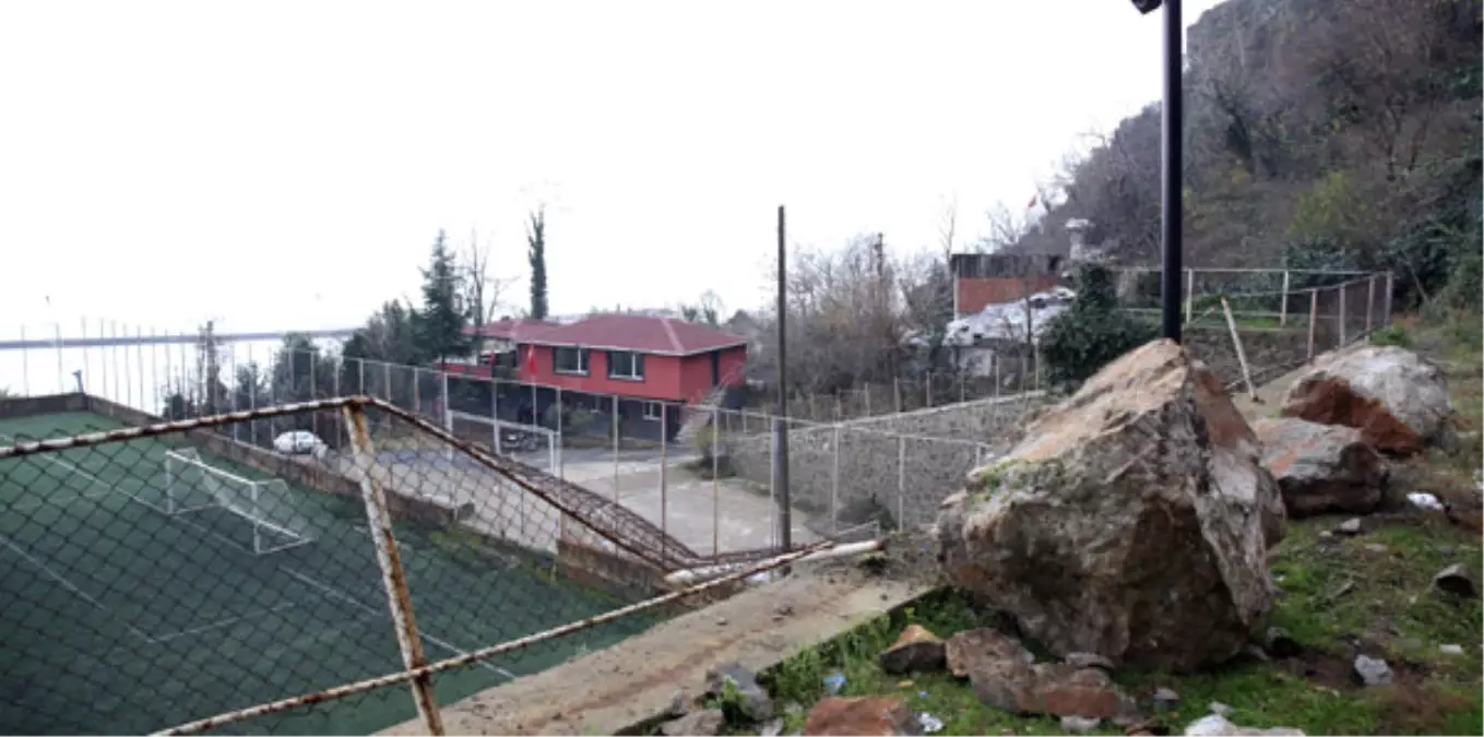 Maç Sırasında Sahaya Kaya Düştü, Faciadan Dönüldü