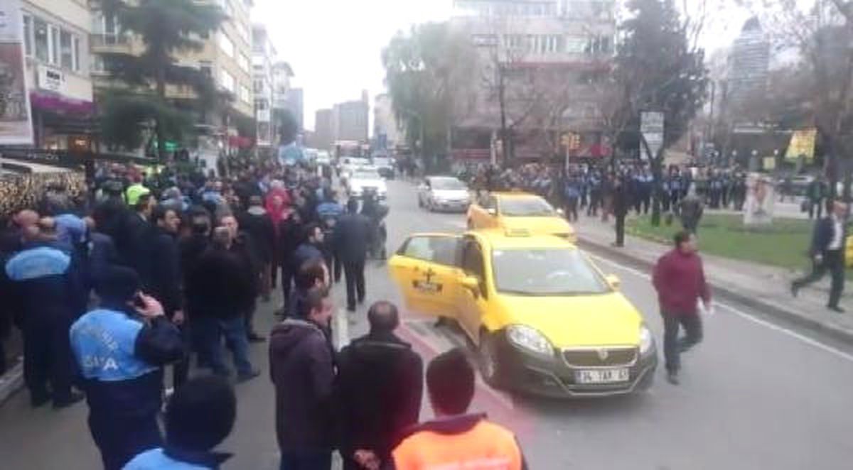 Nispetiye Caddesi\'nde Zabıtalar Gerginlik (1)