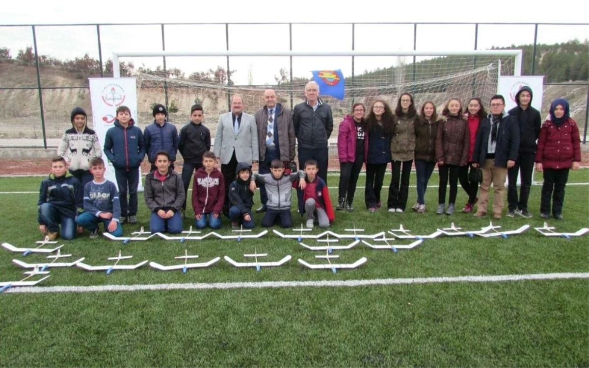 Öğrenciler, Yaptıkları Uçakları Uçurdu