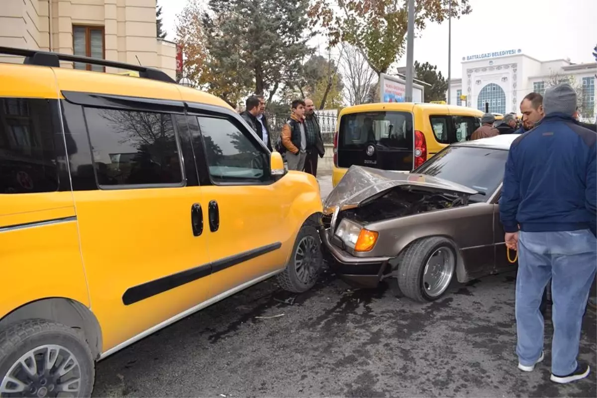 Otomobil Taksi Durağına Daldı