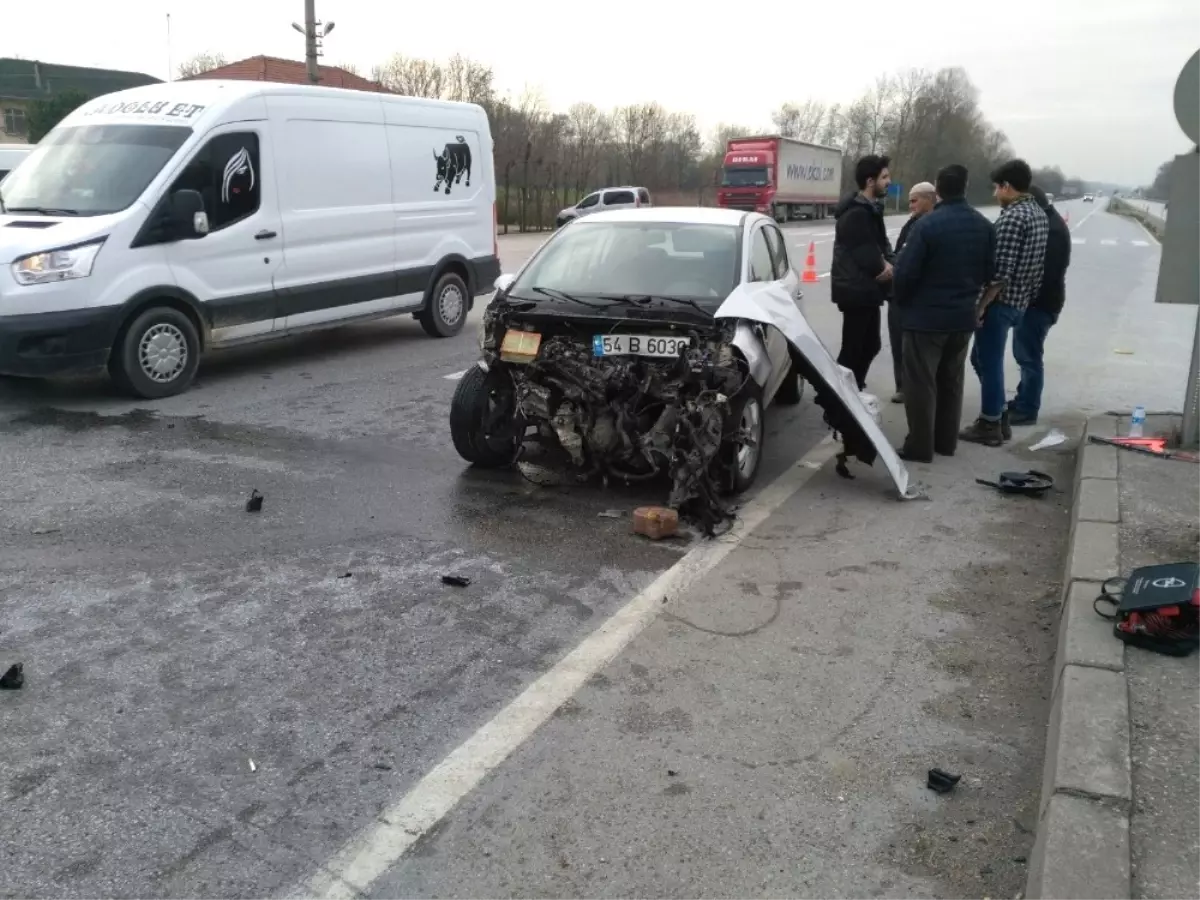 Otomobiller Kafa Kafaya Çarpıştı Yaralanan Olmadı