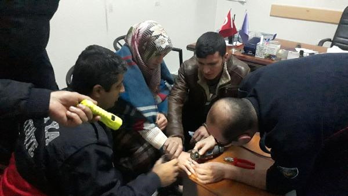 Parmağına Sıkışan Yüzüğü İtfaiyeciler Keserek Çıkardı
