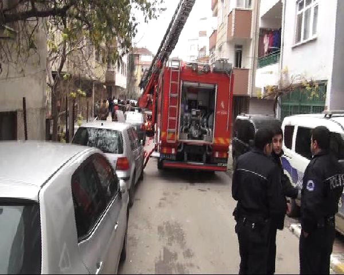 Pendik\'te Binanın 4\'üncü Katında Patlama (1)