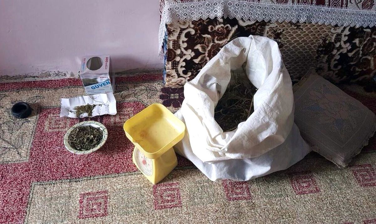 Polis Tezek ve Saman Arasında Uyuşturucu Aradı