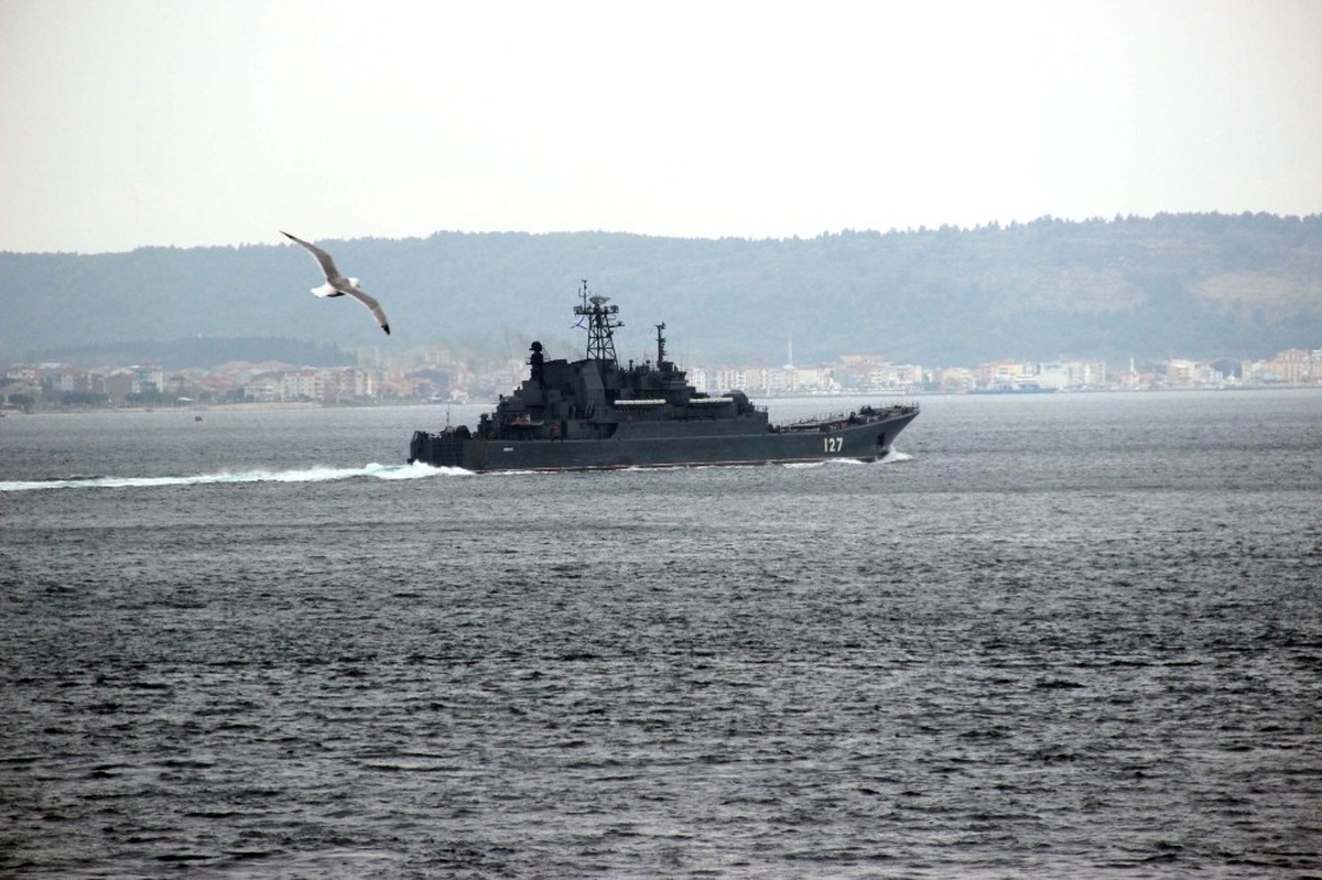 Rus Savaş Gemisi Çanakkale Boğazı\'ndan Geçti