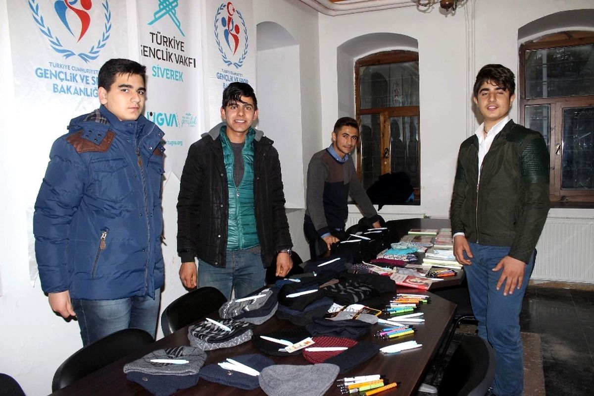 Siverekli Öğrencilerden Şırnaklı Öğrencilere Giysi ve Kırtasiye Yardımı